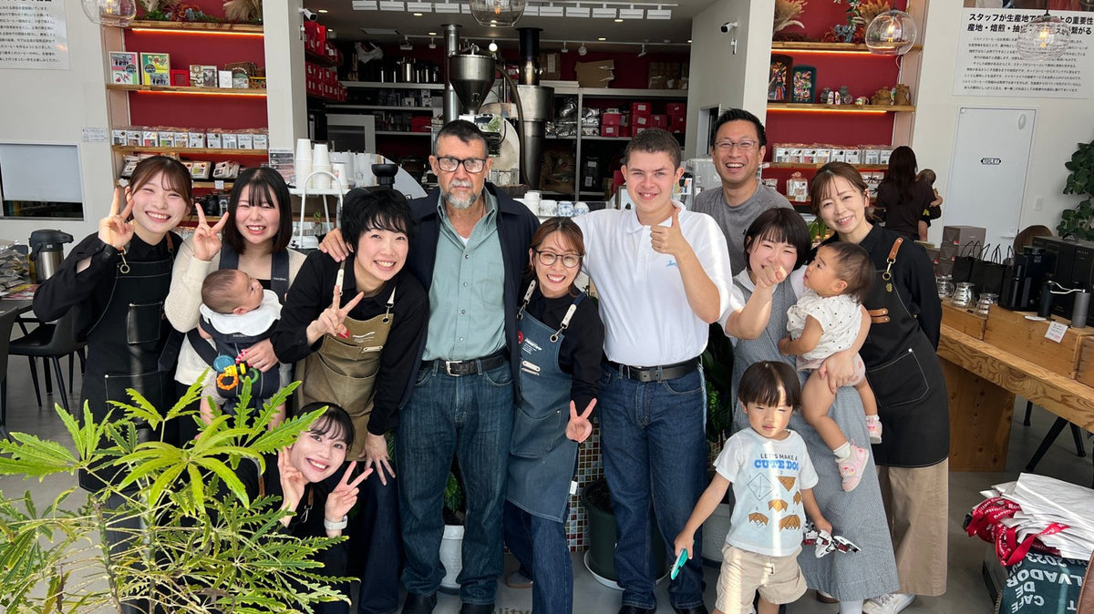 セルヒオさん親子とミルトンのスタッフ・家族の集合写真