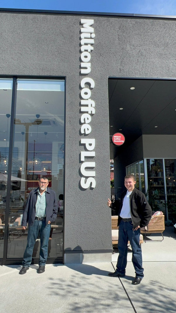 Milton Coffee PLUSの看板の前のセルヒオさん親子