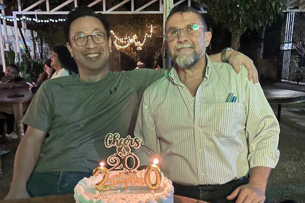 セルヒオ・オルテツさんとミルトンのオーナー。「20」のろうそくを立てたお祝いのケーキを前に