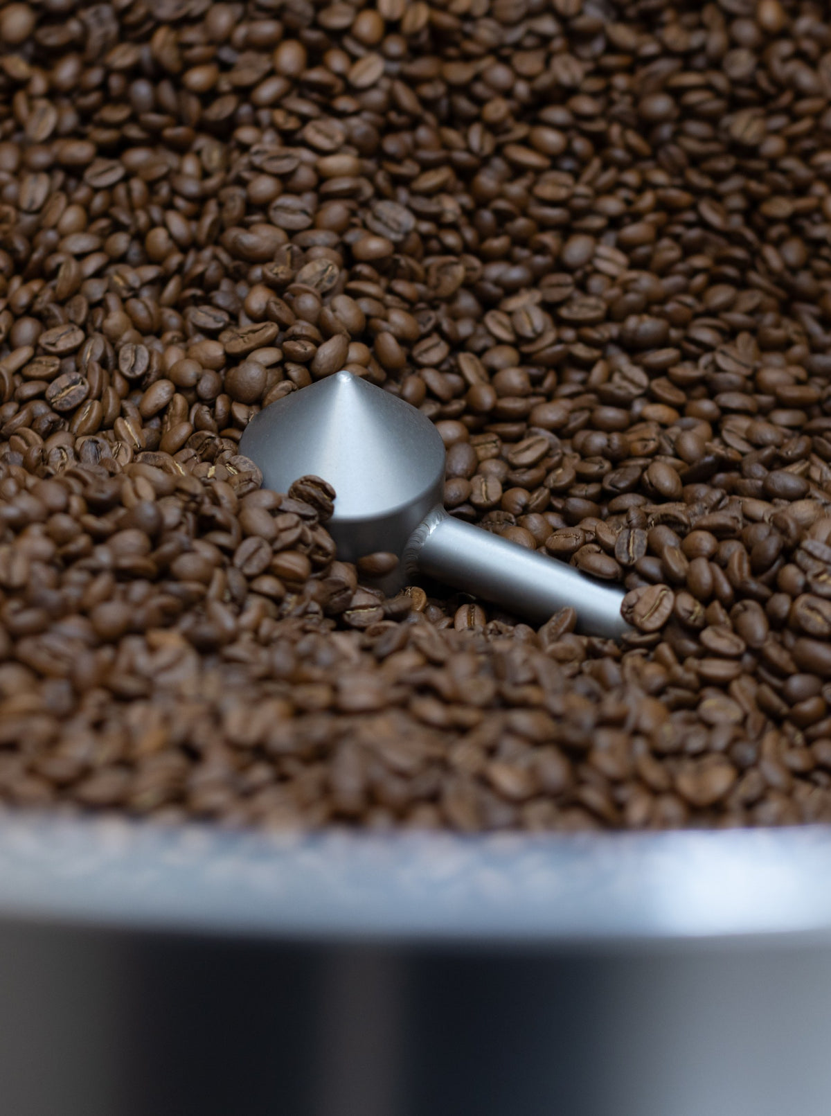 焙煎機の冷却槽で撹拌される焙煎したてのコーヒー豆