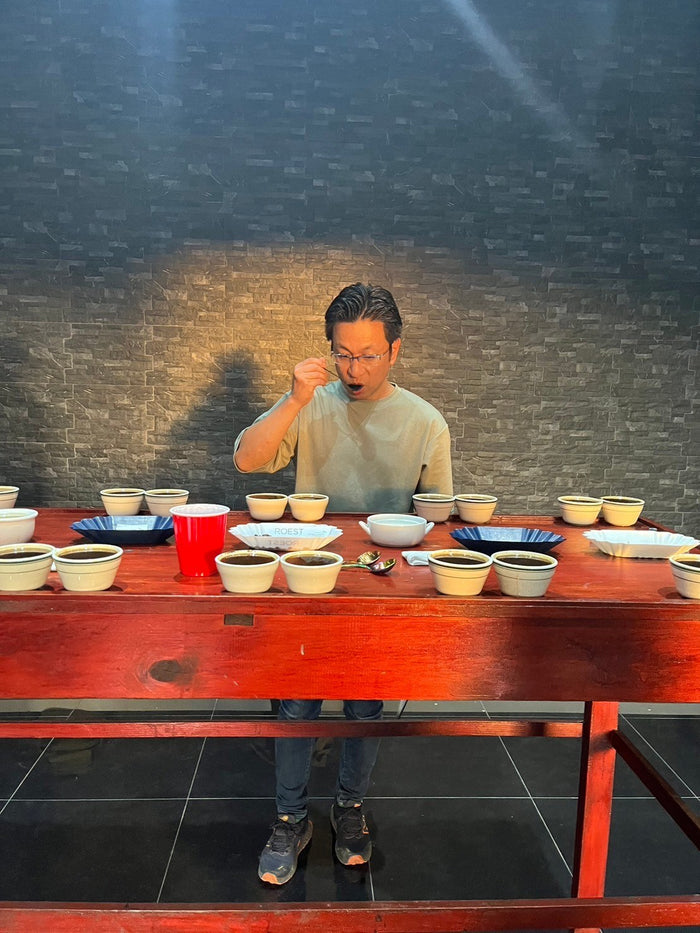 カッピングでコーヒーの味を確かめるオーナーの田中大介