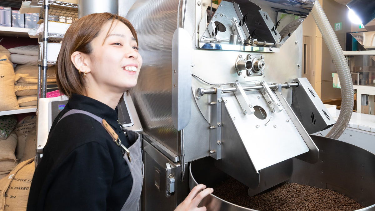 周南市の焙煎所で焙煎機を操作するスタッフ