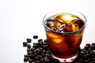 グラスに注いだ水出しアイスコーヒーとコーヒー豆