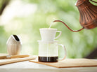 波佐見焼のドリッパーでコーヒーを淹れているところ